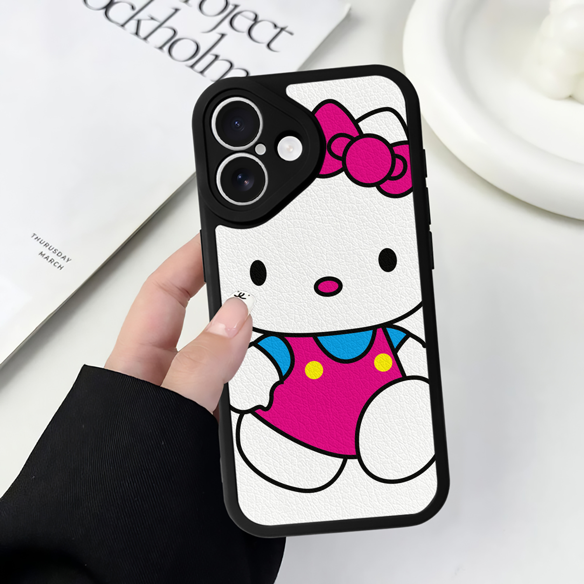 （画像用） Hello Kitty ハローキティ 【iPhone 16シリーズ対応】シリコンスマホケース（レザー調） 材質：シリコン